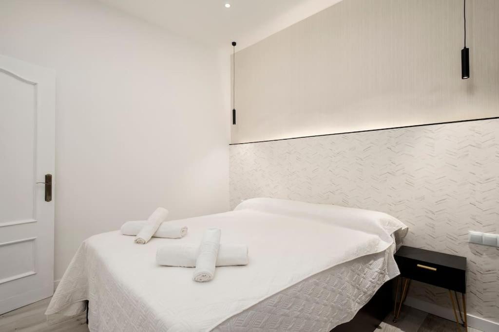 Newly Refurbished Modern 2-bed In Heart Of Lejlighed *