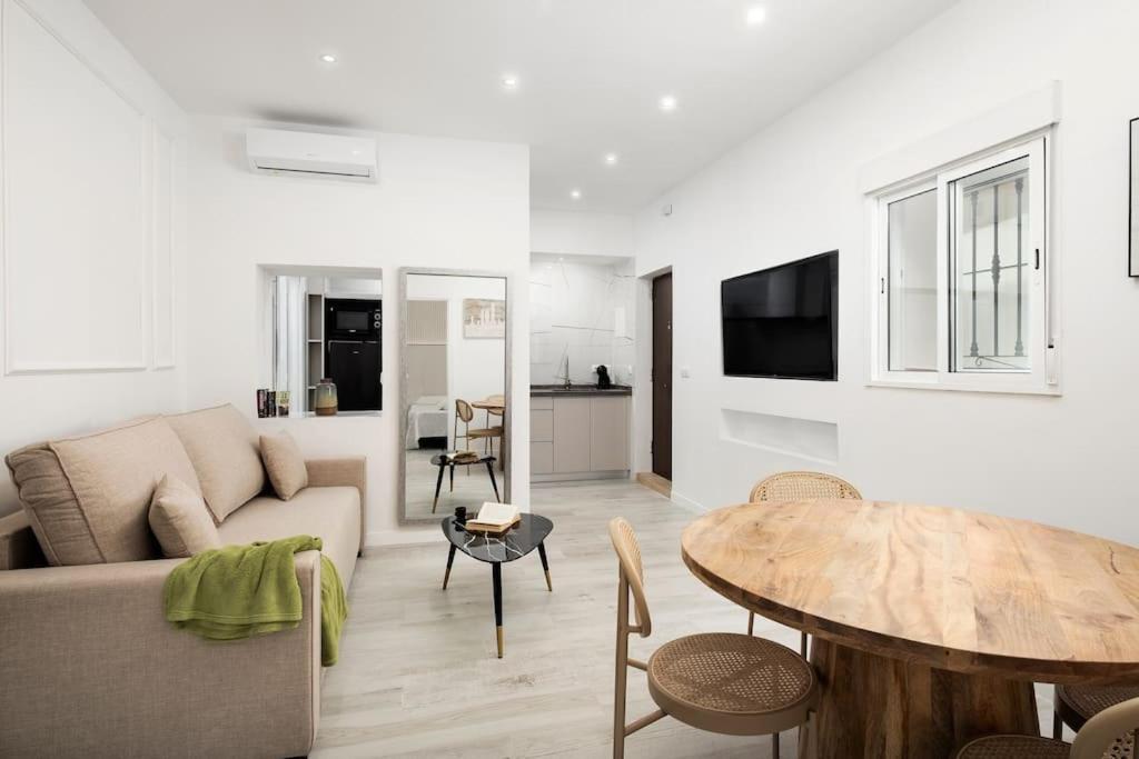 Lejlighed Newly Refurbished Modern 2-bed In Heart Of Torremolinos