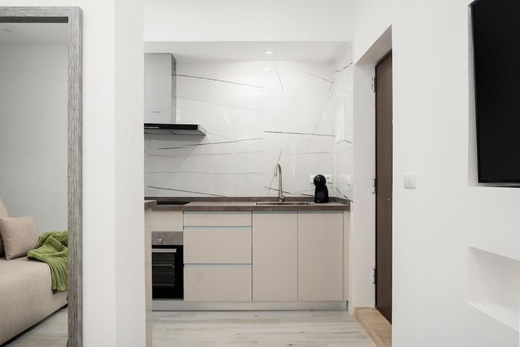 Newly Refurbished Modern 2-bed In Heart Of Lejlighed Torremolinos