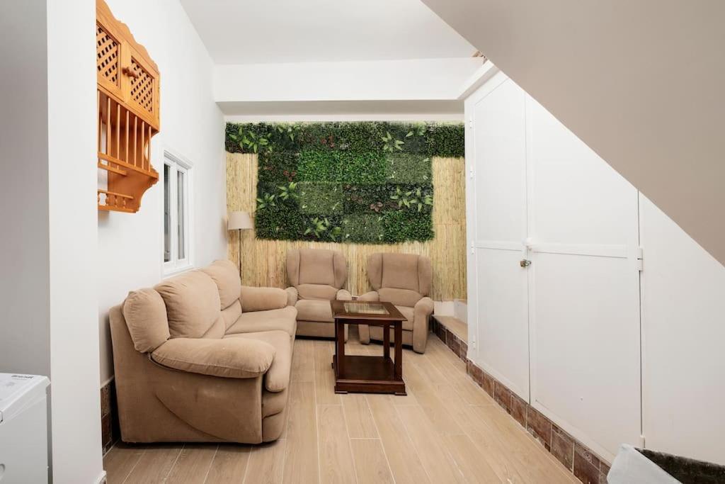 Newly Refurbished Modern 2-bed In Heart Of Lejlighed